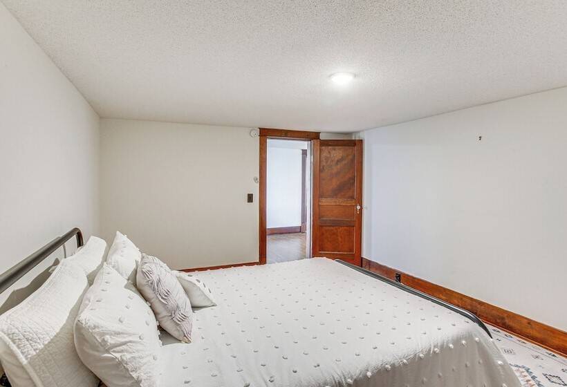 Tennessee Family Farmhouse On 2 Acres!