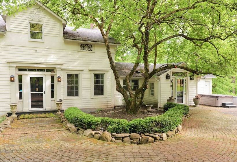 Ulster County Farmhouse Near Waterfalls & Winery!