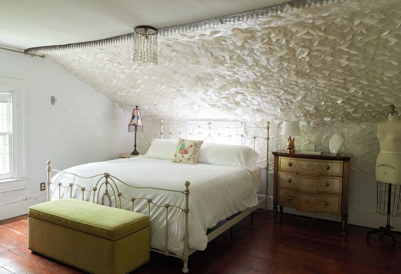 Ulster County Farmhouse Near Waterfalls & Winery!