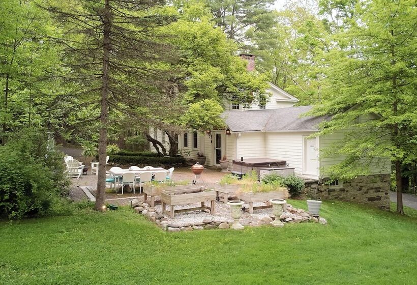 Ulster County Farmhouse Near Waterfalls & Winery!