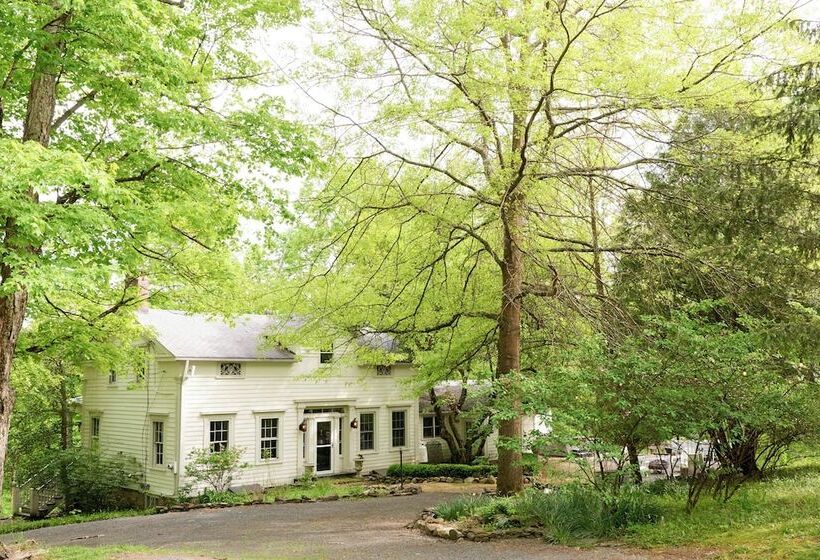 Ulster County Farmhouse Near Waterfalls & Winery!