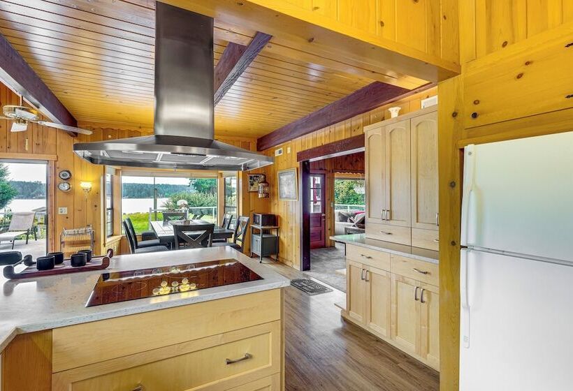 Waterfront Kingston Getaway: Beach Access On Site!