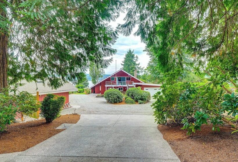 Waterfront Kingston Getaway: Beach Access On Site!