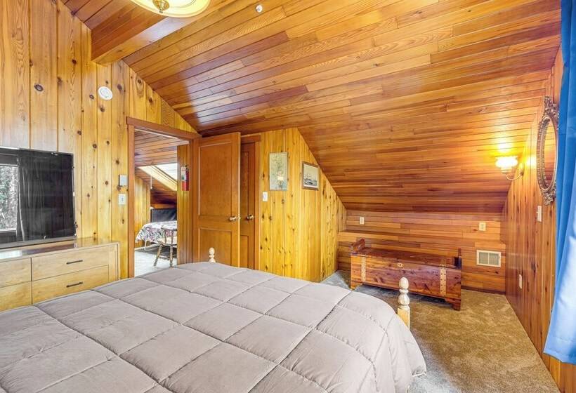 Waterfront Kingston Getaway: Beach Access On Site!