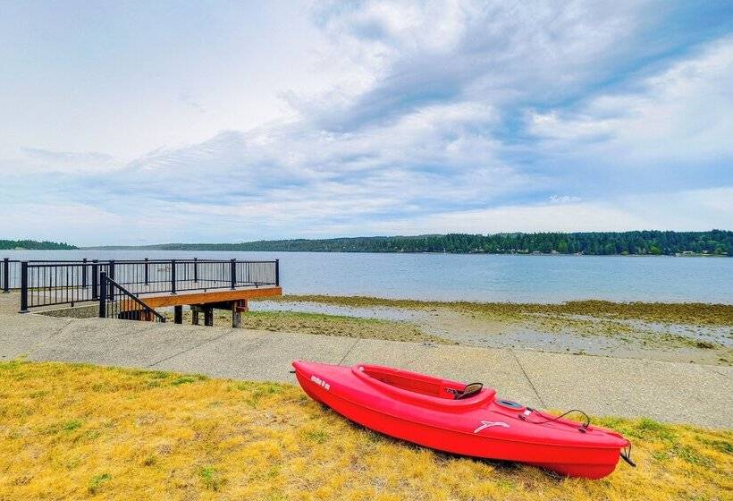 Waterfront Kingston Getaway: Beach Access On Site!