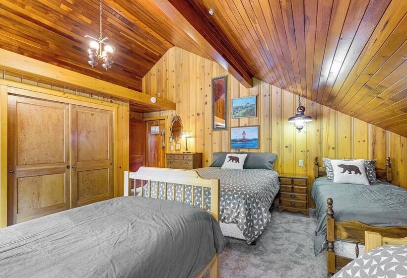 Waterfront Kingston Getaway: Beach Access On Site!