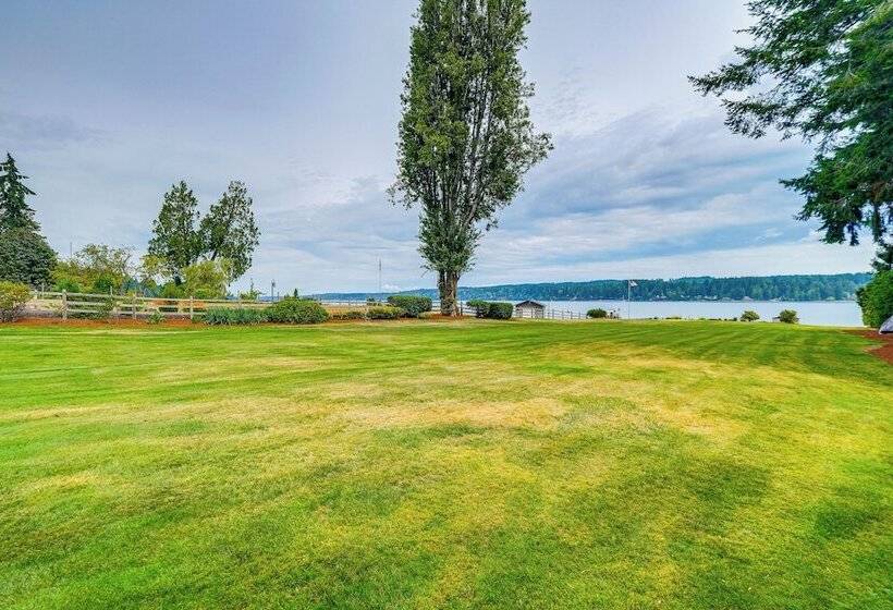 Waterfront Kingston Getaway: Beach Access On Site!