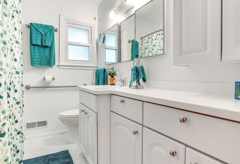 Welcoming Cottage Grove Home W/ Yard