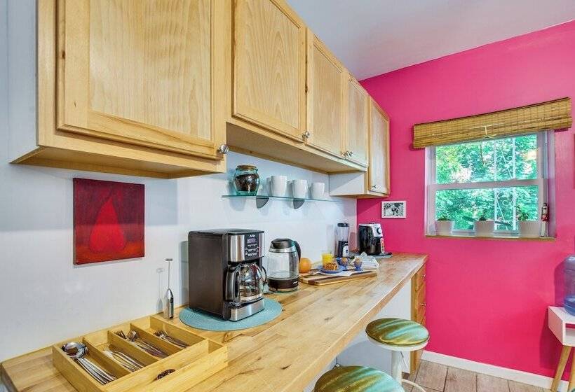 Walk To Highland Park: Artsy Pittsburgh Retreat!