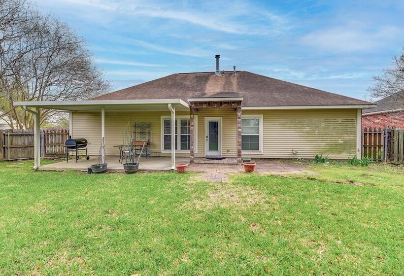 Baton Rouge Retreat W/ Patio, Grill & Fire Pit!