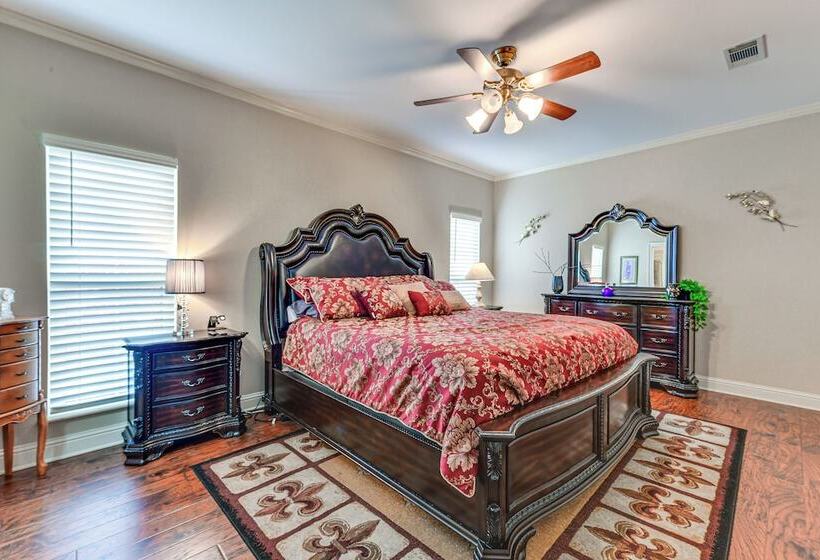 Baton Rouge Retreat W/ Patio, Grill & Fire Pit!