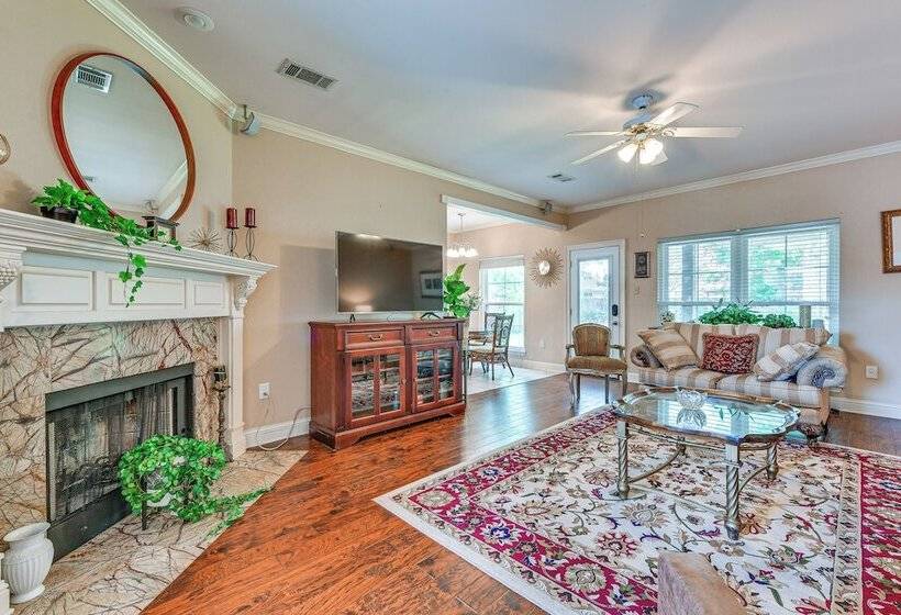 Baton Rouge Retreat W/ Patio, Grill & Fire Pit!