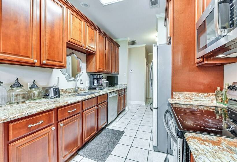 Baton Rouge Retreat W/ Patio, Grill & Fire Pit!