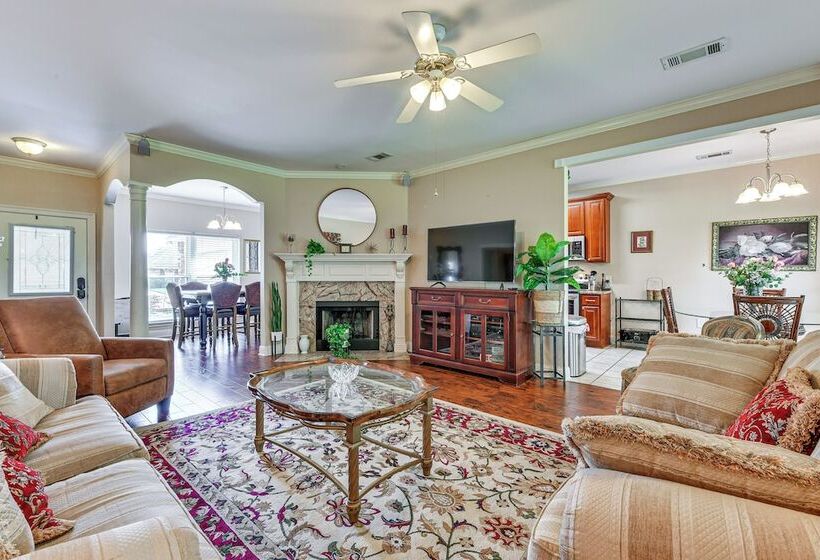 Baton Rouge Retreat W/ Patio, Grill & Fire Pit!