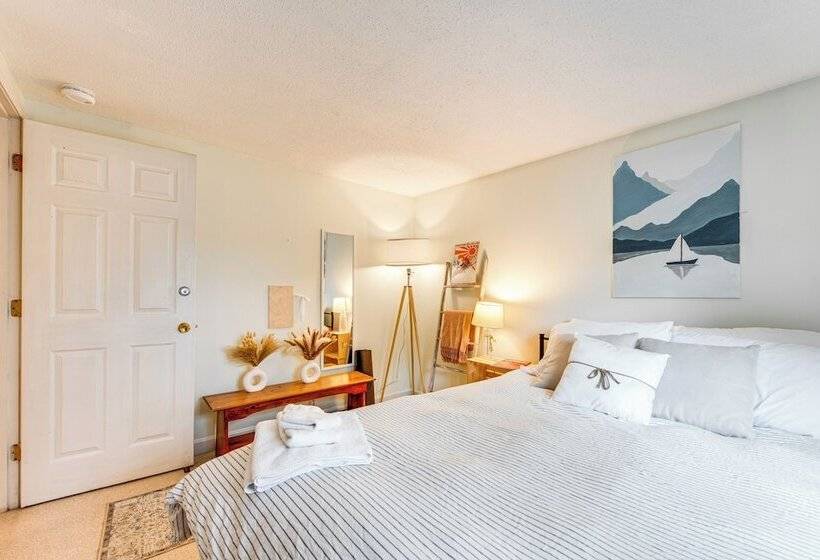 Beautiful Mousam River Retreat: Hot Tub & Kayaks!