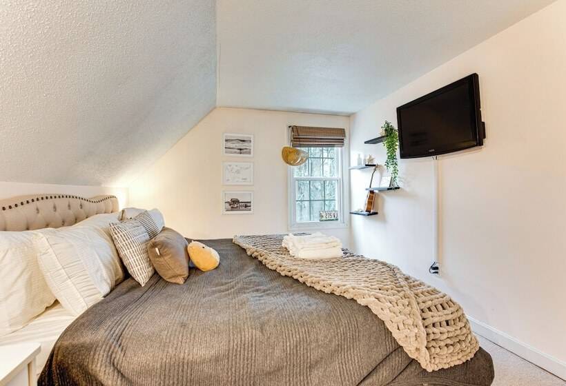 Beautiful Mousam River Retreat: Hot Tub & Kayaks!