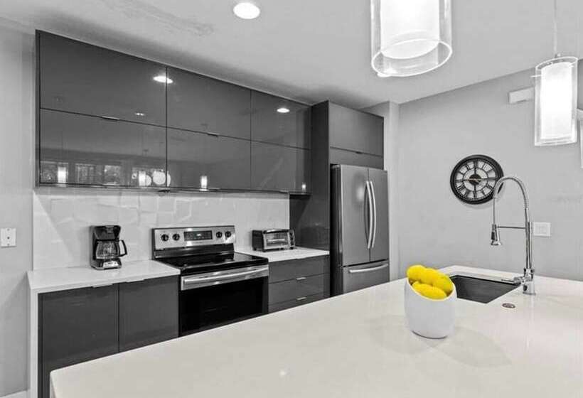 Beautiful Vacation Home With Splash Pool 35