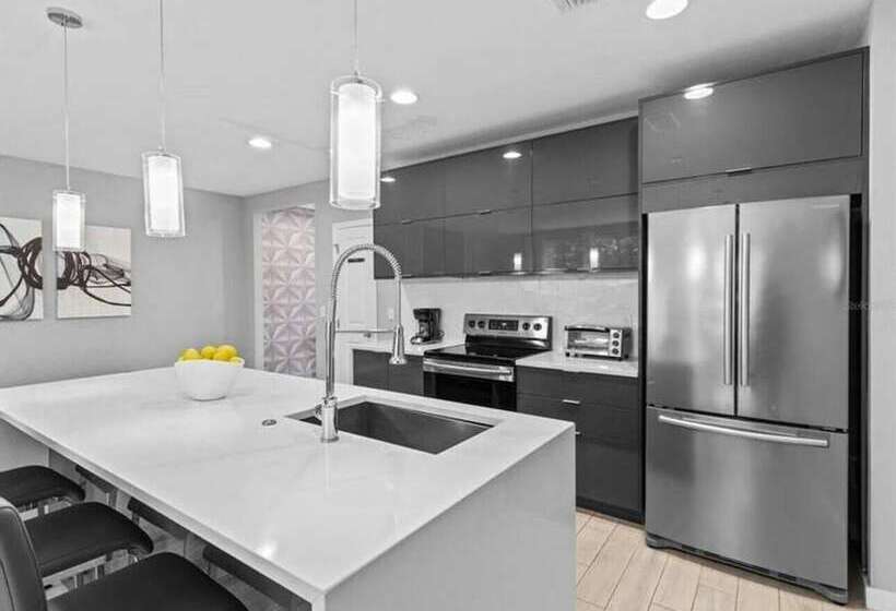 Beautiful Vacation Home With Splash Pool 35