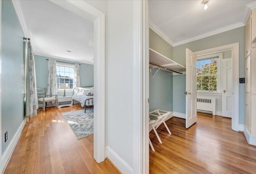 مبيت وإفطار The Oakdale Inn