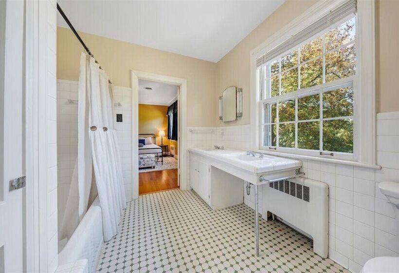 مبيت وإفطار The Oakdale Inn