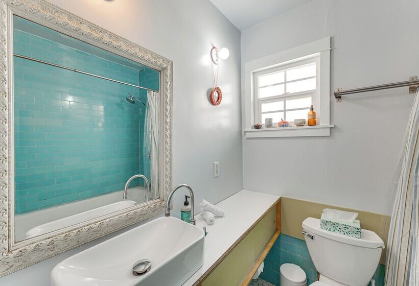 Bright & Mod Bungalow: 2 Mi To Downtown La!