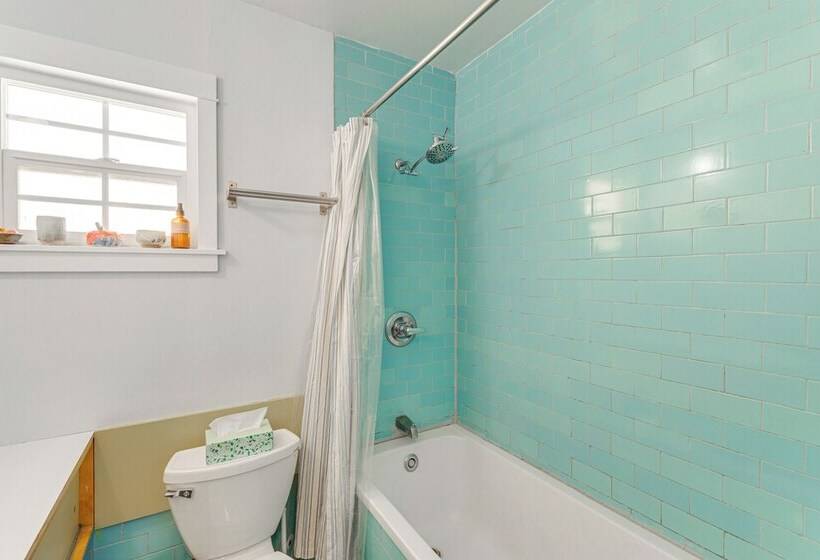 Bright & Mod Bungalow: 2 Mi To Downtown La!