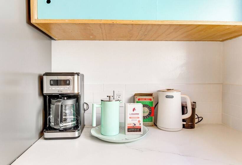 Bright & Mod Bungalow: 2 Mi To Downtown La!