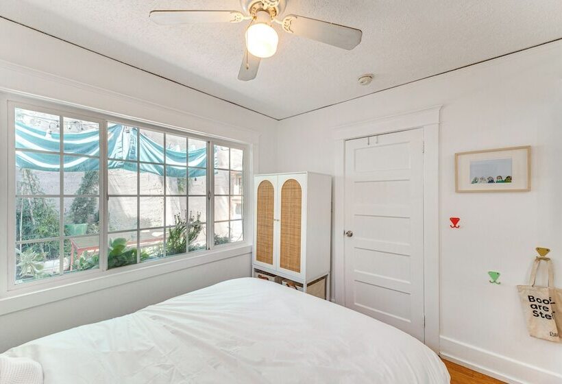 Bright & Mod Bungalow: 2 Mi To Downtown La!