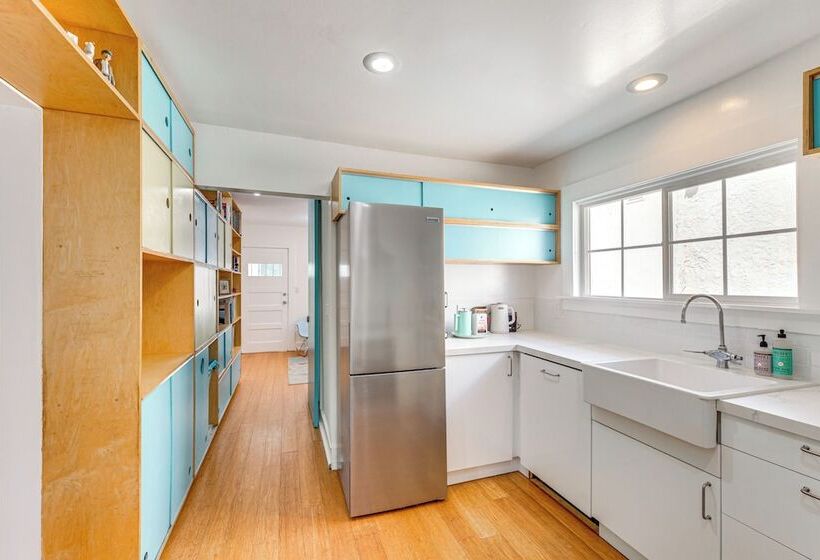 Bright & Mod Bungalow: 2 Mi To Downtown La!