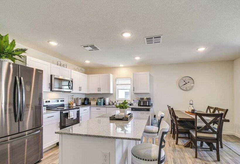 1 Mi To Golf Course: Bright Mohave Valley Home