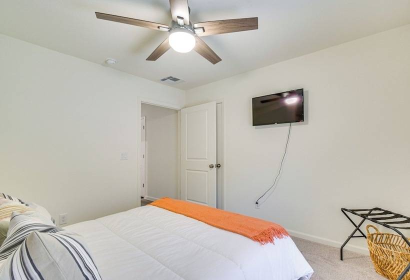 1 Mi To Golf Course: Bright Mohave Valley Home