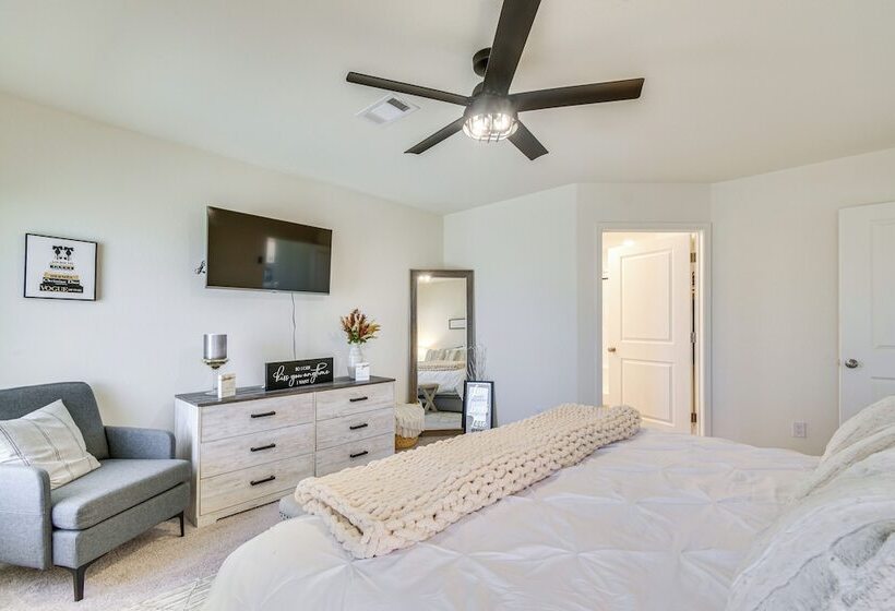 1 Mi To Golf Course: Bright Mohave Valley Home