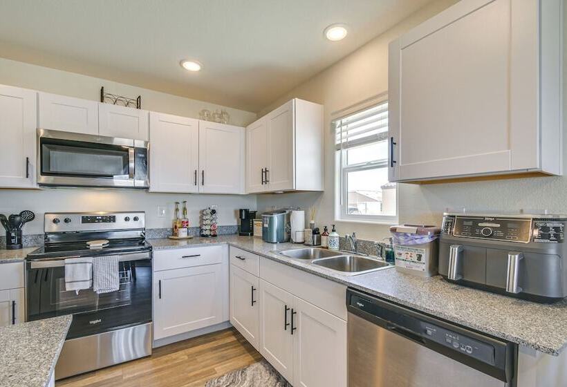 1 Mi To Golf Course: Bright Mohave Valley Home