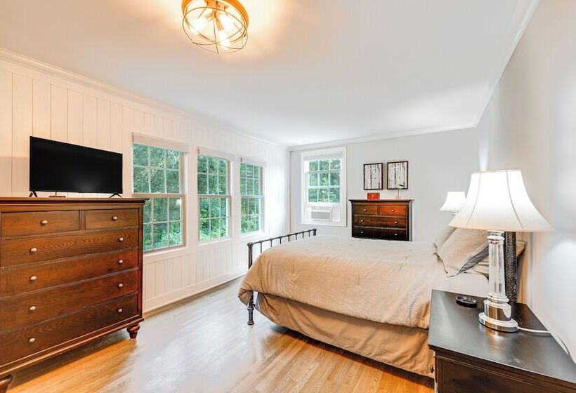 2 Mi To Dtwn: 2 Acre Retreat W/ Large Yard!