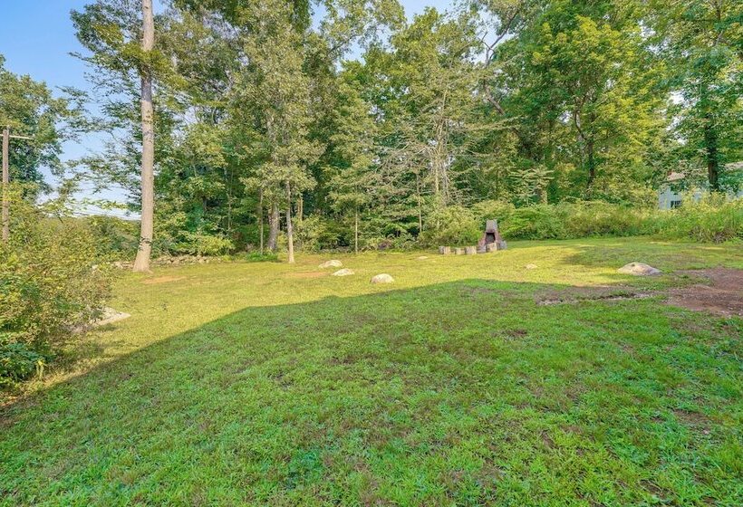 2 Mi To Dtwn: 2 Acre Retreat W/ Large Yard!