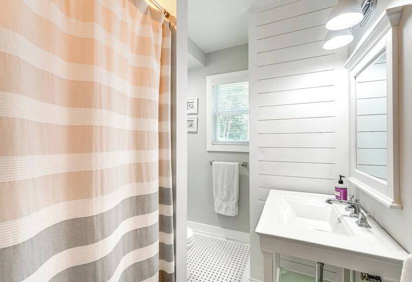 2 Mi To Dtwn: 2 Acre Retreat W/ Large Yard!