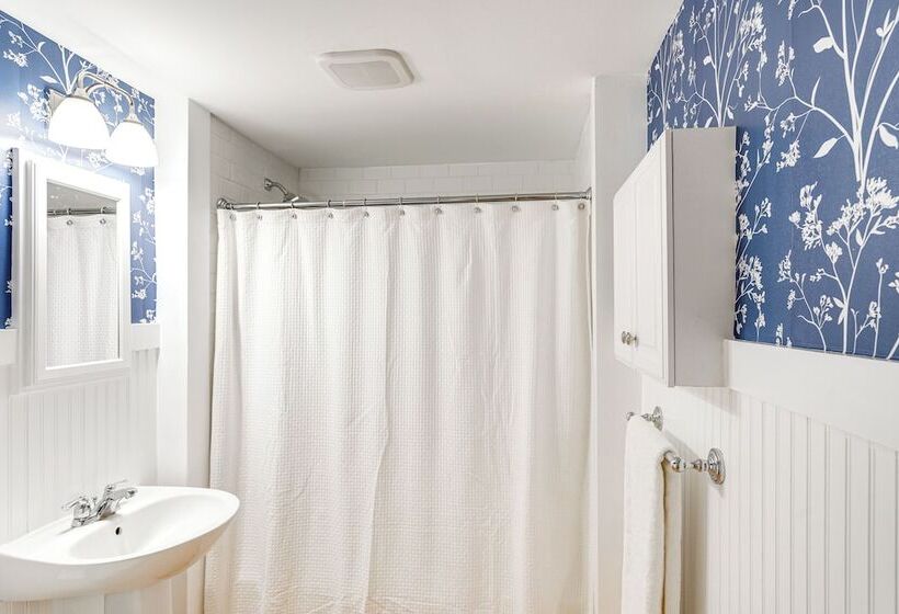 2 Mi To Dtwn: 2 Acre Retreat W/ Large Yard!