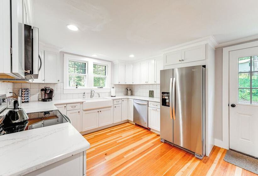 2 Mi To Dtwn: 2 Acre Retreat W/ Large Yard!