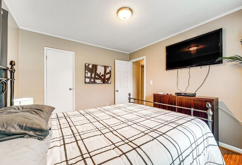 Charming Wilmington Home W/ Large Yard & Grill!