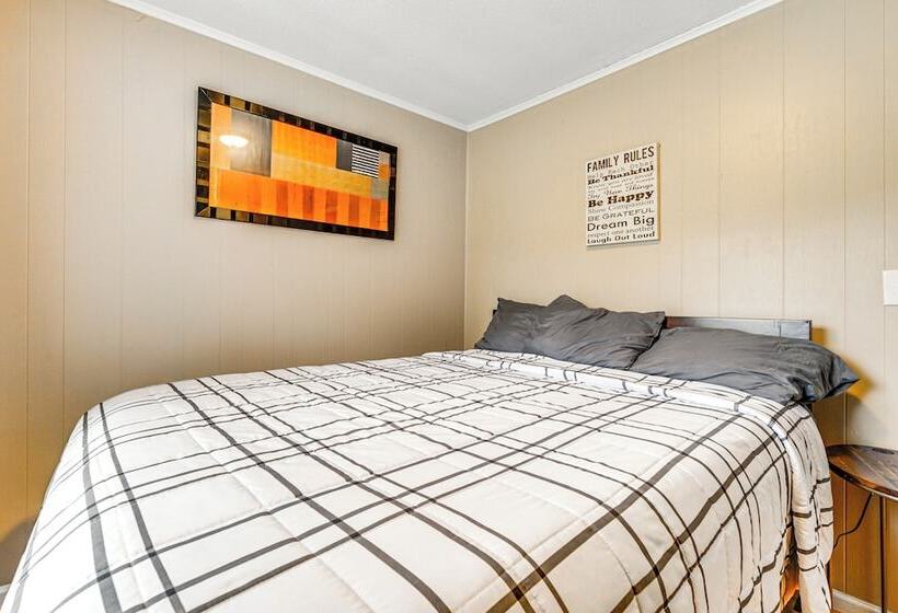 Charming Wilmington Home W/ Large Yard & Grill!