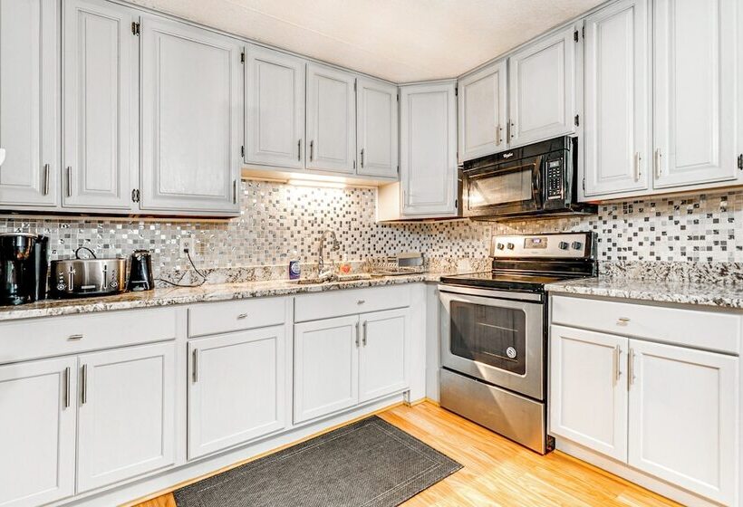 Charming Wilmington Home W/ Large Yard & Grill!