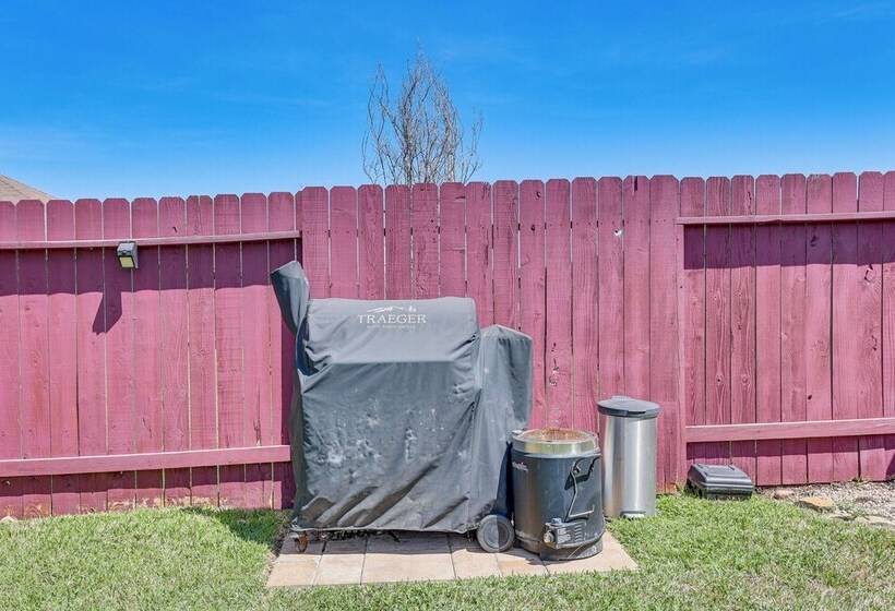 Chic & Relaxing Katy Escape W/ Community Pool!