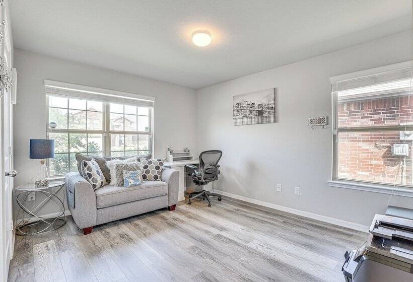 Chic & Relaxing Katy Escape W/ Community Pool!