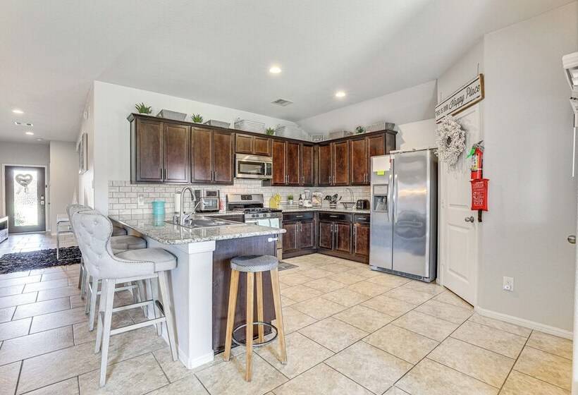 Chic & Relaxing Katy Escape W/ Community Pool!