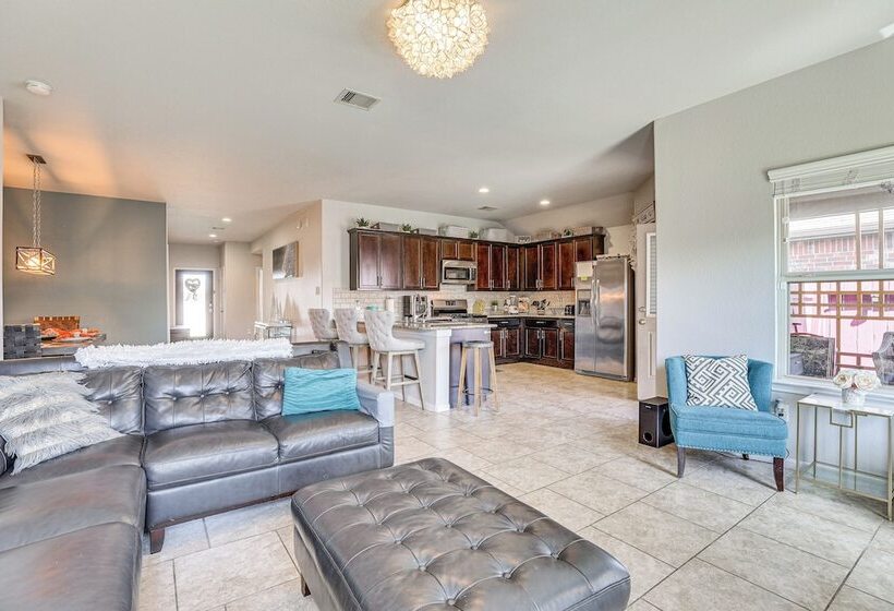 Chic & Relaxing Katy Escape W/ Community Pool!