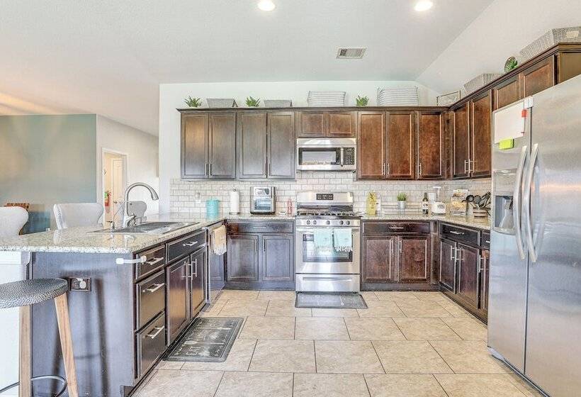 Chic & Relaxing Katy Escape W/ Community Pool!