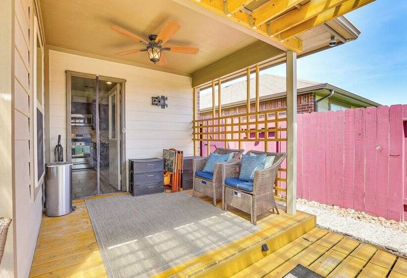 Chic & Relaxing Katy Escape W/ Community Pool!