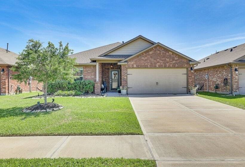 Chic & Relaxing Katy Escape W/ Community Pool!