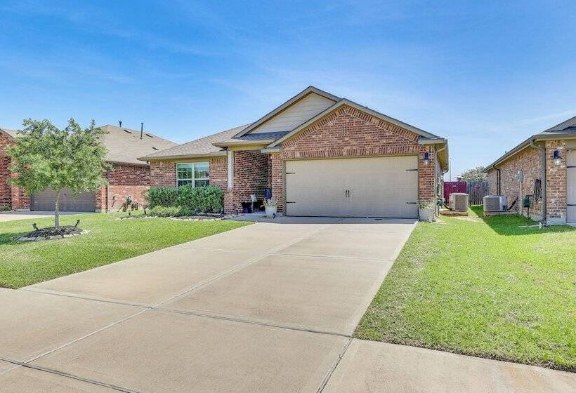 Chic & Relaxing Katy Escape W/ Community Pool!