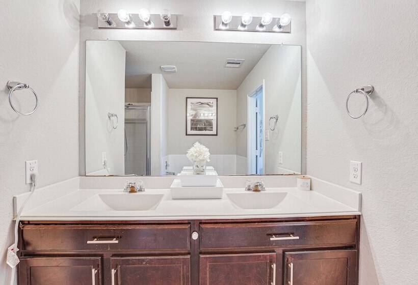 Chic & Relaxing Katy Escape W/ Community Pool!